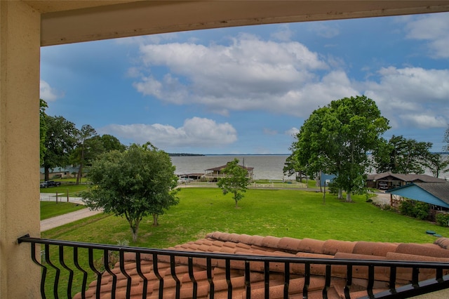 view of yard featuring a water view