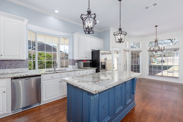 kitchen featuring a chandelier, dark wood finished floors, visible vents, and appliances with stainless steel finishes