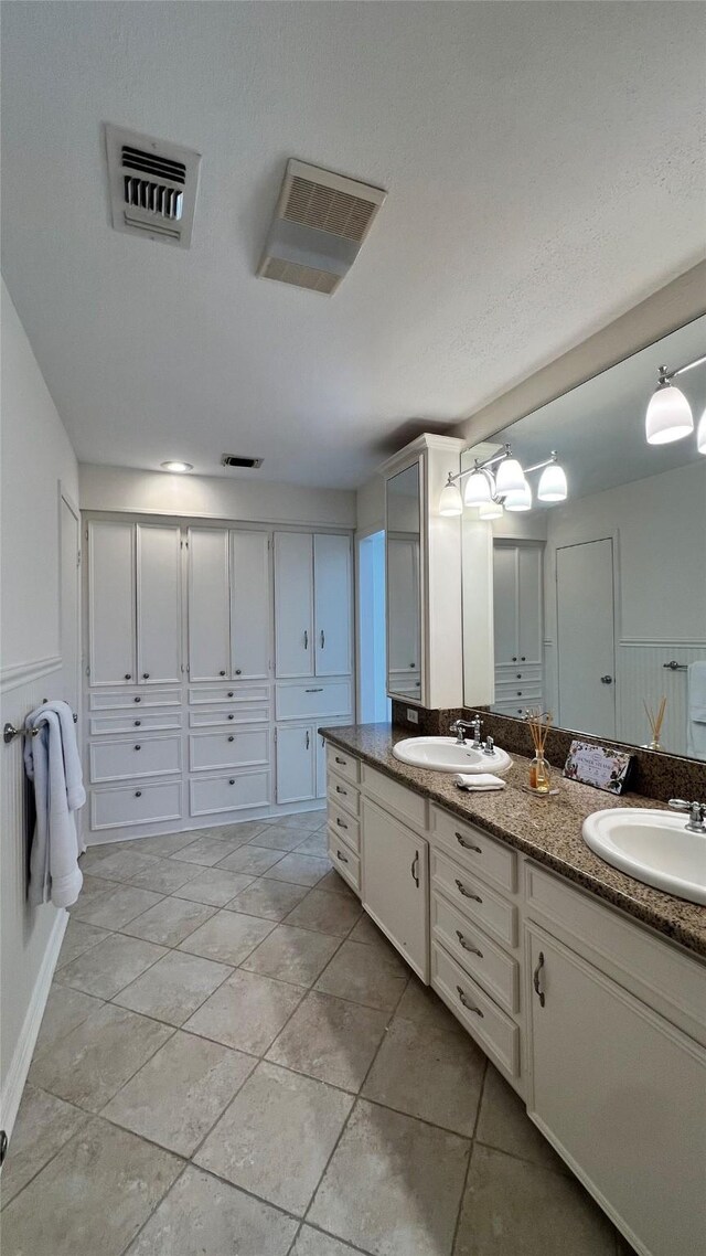 1809 Hawthorn Dr, Richmond, TX 77469 - full bath featuring double vanity, visible vents, and a sink