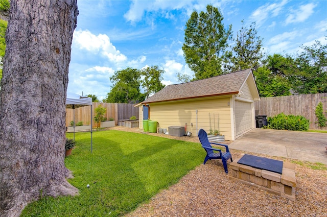 view of yard with an outbuilding and a detached garage