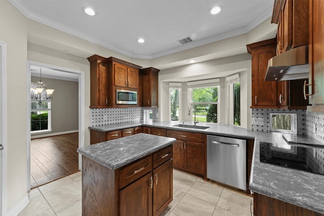 2023 Forest Garden Dr, Kingwood, TX 77345 - kitchen featuring a sink, appliances with stainless steel finishes, under cabinet range hood, crown molding, and backsplash