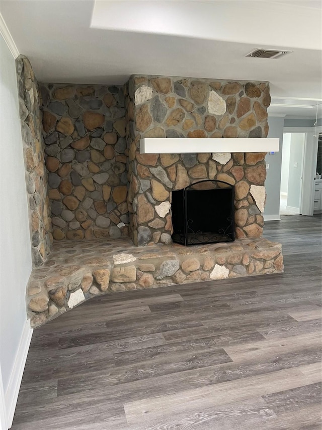 room details featuring a fireplace, baseboards, ornamental molding, and visible vents