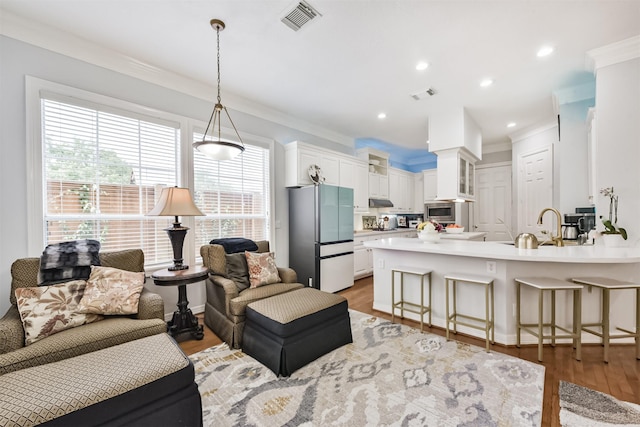 1301 Ketch Ct, League City, TX 77573 - living area with crown molding, light wood finished floors, and recessed lighting