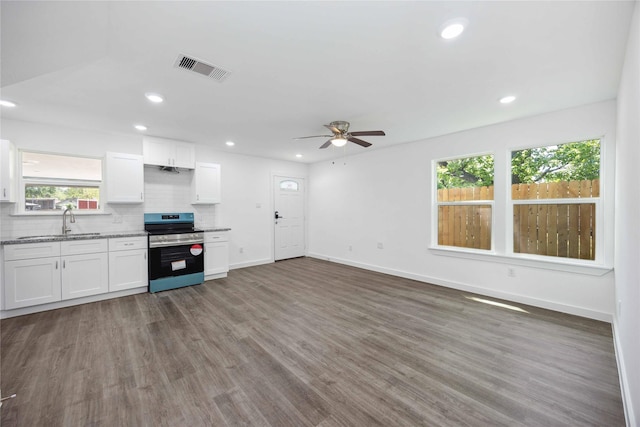 interior space with tasteful backsplash, a sink, stainless steel electric stove, a ceiling fan, and recessed lighting
