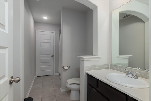 2736 Ahnya Ln, League City, TX 77573 - full bath featuring tile patterned floors, toilet, vanity, baseboards, and a shower with curtain