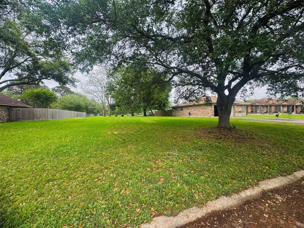 113 Belmont Ave, Hitchcock, TX 77563