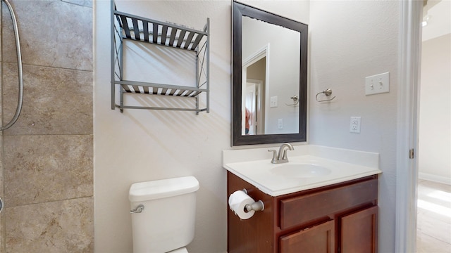 2135 Llerena Ln, League City, TX 77573 - full bathroom with vanity, a tile shower, and toilet