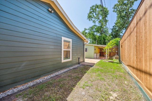view of yard featuring a patio area