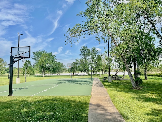 443 Lakeview Dr, Angleton, TX 77515