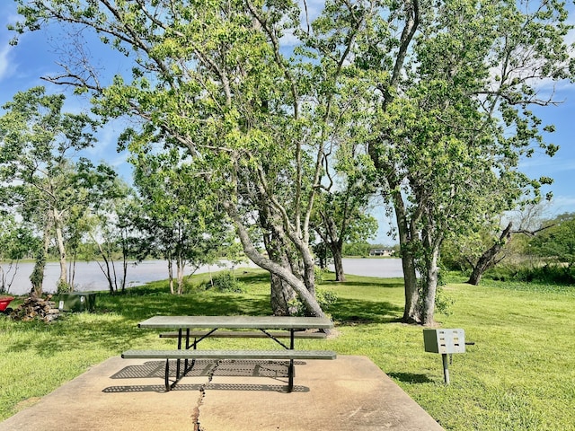 443 Lakeview Dr, Angleton, TX 77515