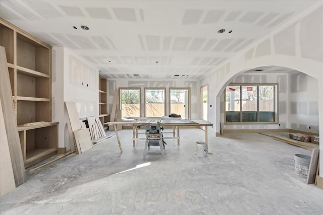 2006 Chantilly Ln, Houston, TX 77018 - interior space with arched walkways