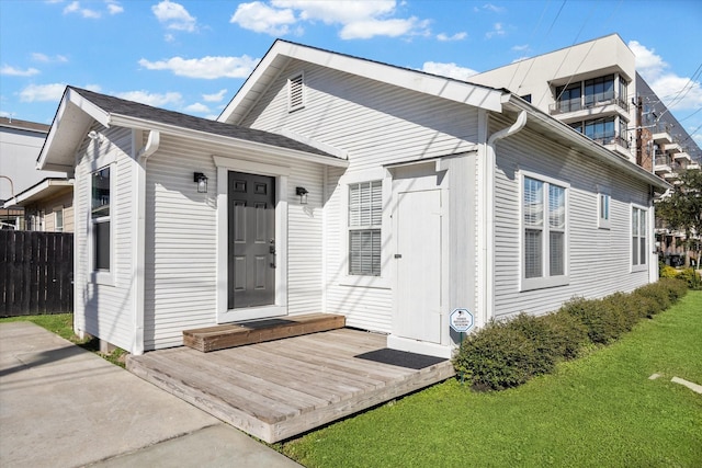1505 Bonner St, Houston, TX 77007 - view of front of house with a front yard and fence