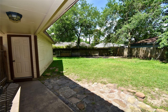 view of yard featuring a patio
