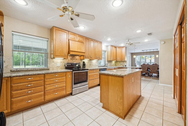 kitchen featuring visible vents, backsplash, custom range hood, ceiling fan, and electric stove