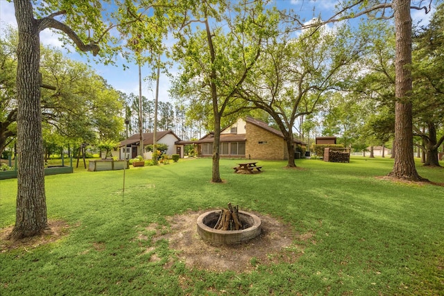 view of yard featuring a fire pit