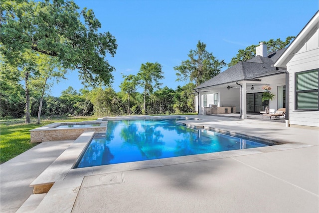 view of swimming pool featuring a patio area, a pool with connected hot tub, and ceiling fan