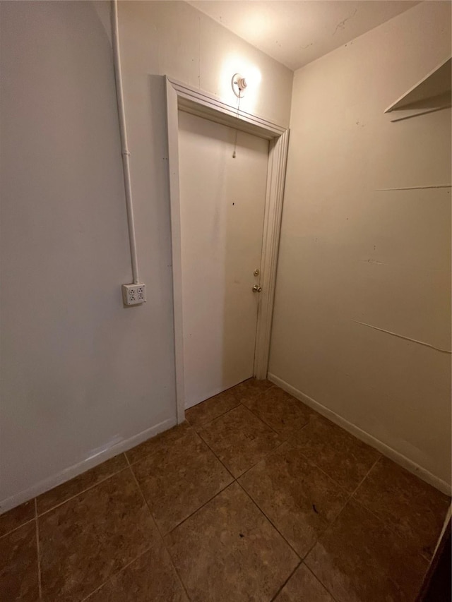 entryway featuring baseboards and tile patterned flooring