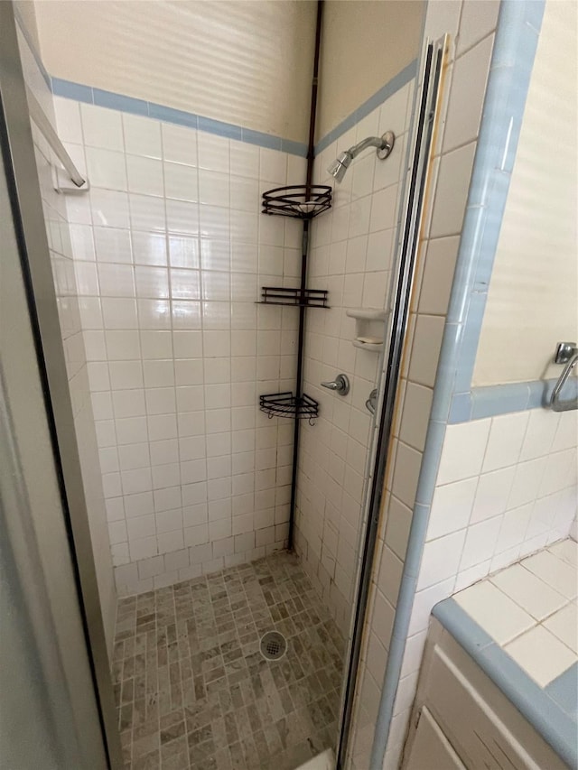 full bathroom featuring a shower stall
