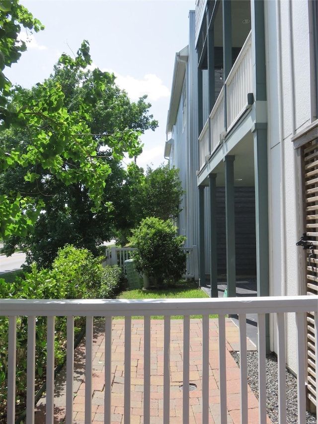 8624 Emnora Ln, Houston, TX 77080 - view of yard with a balcony