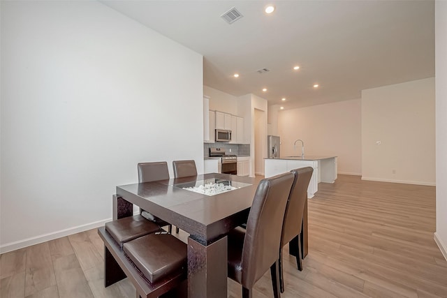 dining space featuring visible vents, baseboards, recessed lighting, and light wood-type flooring