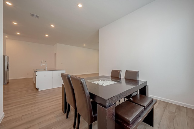 dining area with visible vents, light wood-style flooring, recessed lighting, and baseboards