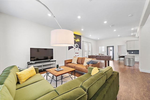 living room featuring recessed lighting, visible vents, wood finished floors, and baseboards