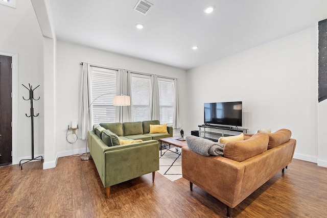 living area featuring baseboards, visible vents, wood finished floors, and recessed lighting