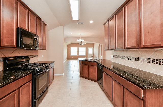 kitchen with visible vents, a sink, baseboards, black appliances, and a peninsula