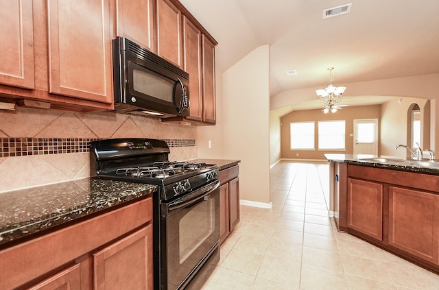 kitchen with a sink, tasteful backsplash, visible vents, an inviting chandelier, and black appliances