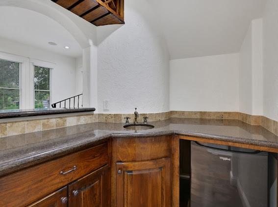 1408 W 23rd St, Houston, TX 77008 - bar with a sink, arched walkways, and dishwasher