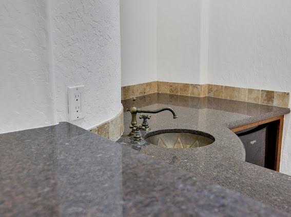 1408 W 23rd St, Houston, TX 77008 - details featuring dishwasher and a sink