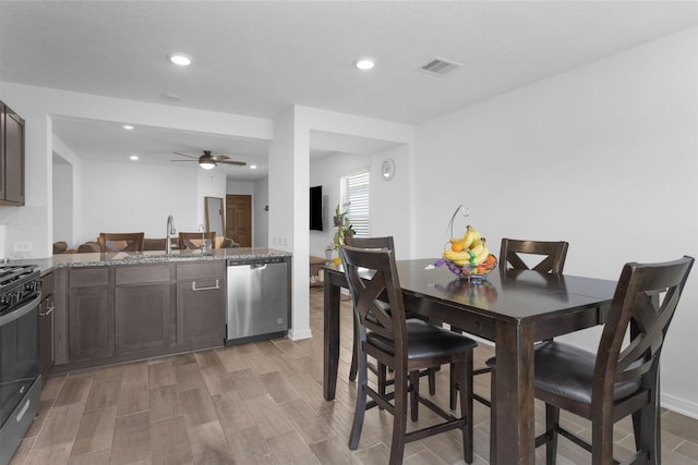 dining space featuring wood finish floors, ceiling fan, visible vents, and recessed lighting
