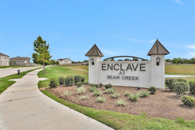 community sign featuring a yard