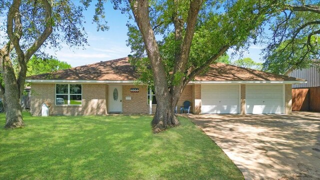 1004 Country Club Dr, Richmond, TX 77469 - single story home with concrete driveway, a front yard, fence, and brick siding