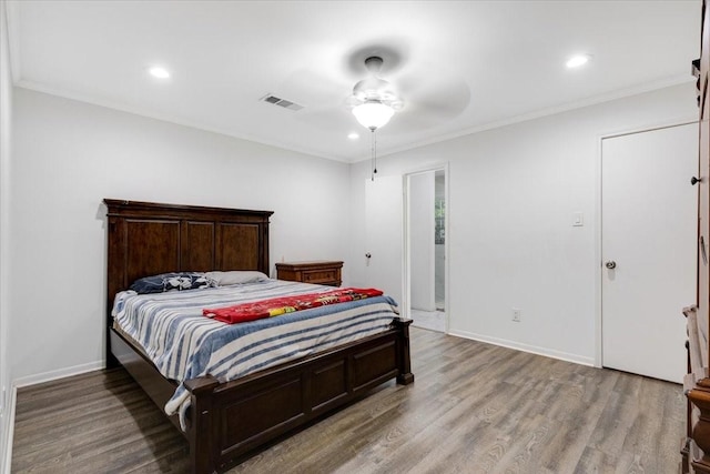 1004 Country Club Dr, Richmond, TX 77469 - bedroom featuring wood finished floors, visible vents, recessed lighting, and crown molding