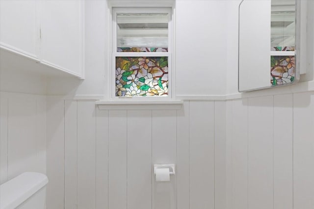 1004 Country Club Dr, Richmond, TX 77469 - bathroom featuring wainscoting, toilet, and a decorative wall