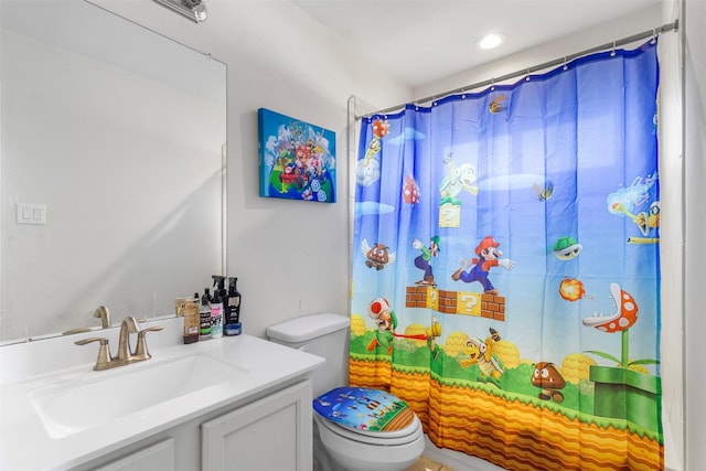 full bathroom with toilet, recessed lighting, a shower with shower curtain, and vanity