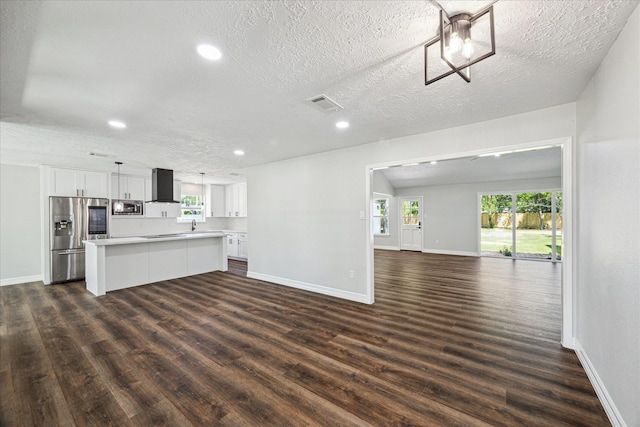 living room featuring dark wood-type flooring, visible vents, and baseboards
