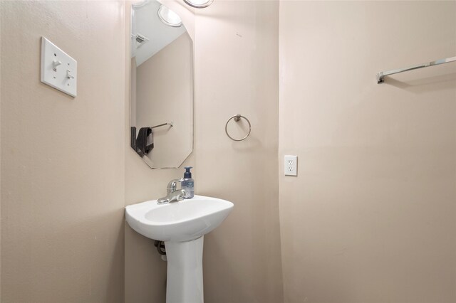 10130 Lakeside Gables Dr, Houston, TX 77065 - bathroom featuring visible vents