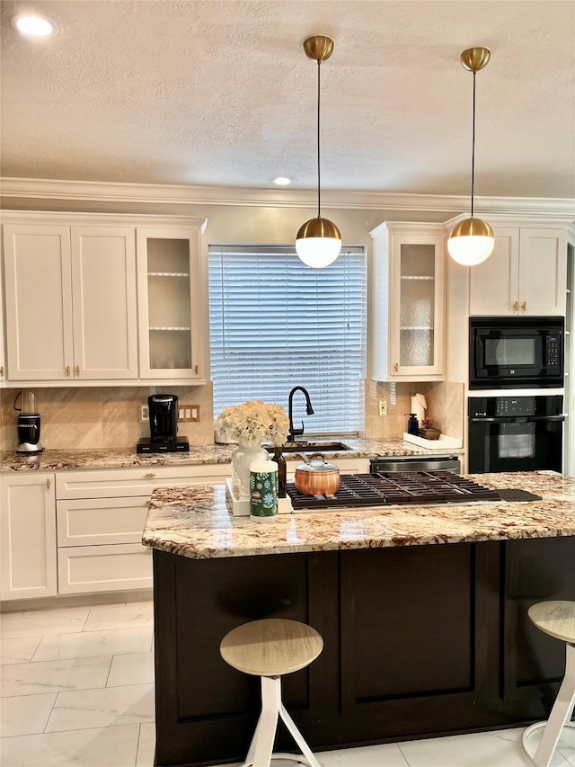 11423 Corola Trail Dr, Houston, TX 77066 - kitchen featuring crown molding, tasteful backsplash, black appliances, a sink, and a breakfast bar area