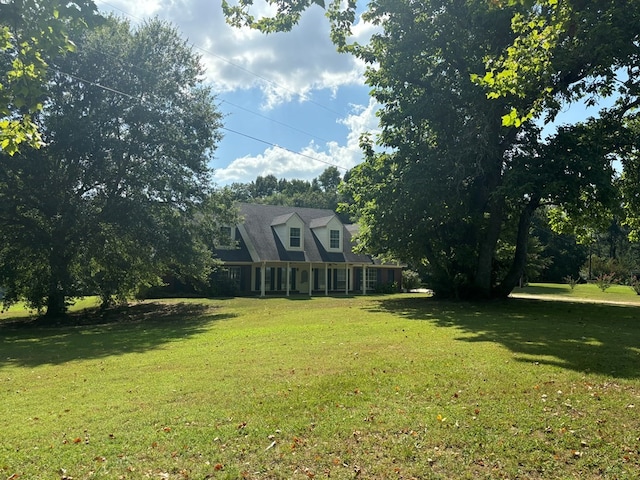 view of front of house featuring a front lawn