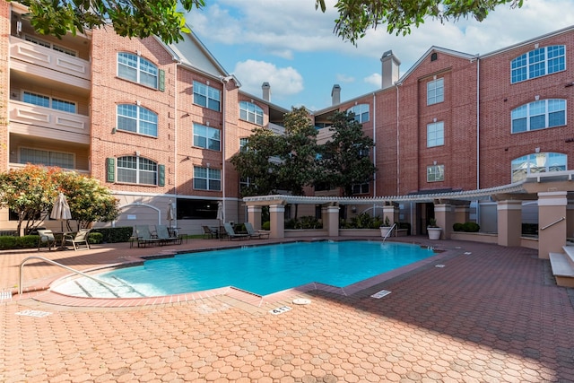 2111 Welch St Unit A107, Houston, TX 77019 - community pool with a patio