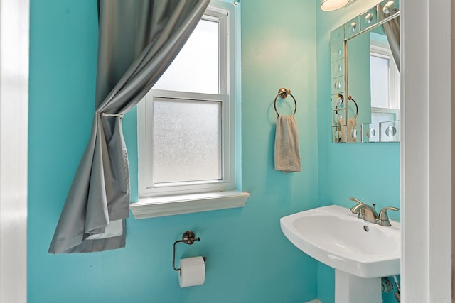 bathroom featuring a sink