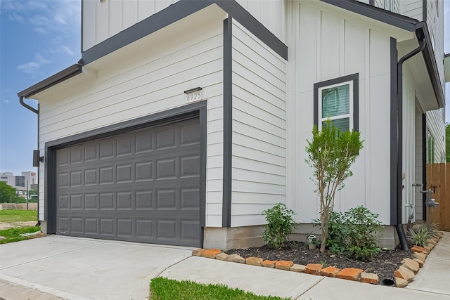 8915 Grovner Pl, Houston, TX 77055 - garage with driveway