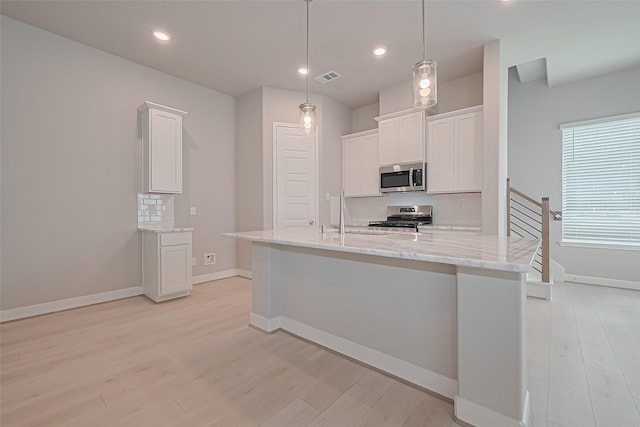 8915 Grovner Pl, Houston, TX 77055 - kitchen featuring appliances with stainless steel finishes, a sink, light wood-style floors, backsplash, and white cabinets