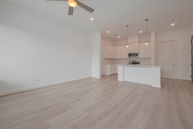 1611 Regents Gate Ct, Houston, TX 77055 - unfurnished living room featuring ceiling fan, light wood-style flooring, baseboards, and recessed lighting