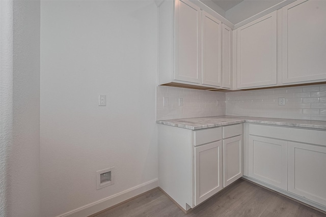 1611 Regents Gate Ct, Houston, TX 77055 - kitchen with light wood finished floors, light countertops, tasteful backsplash, and baseboards