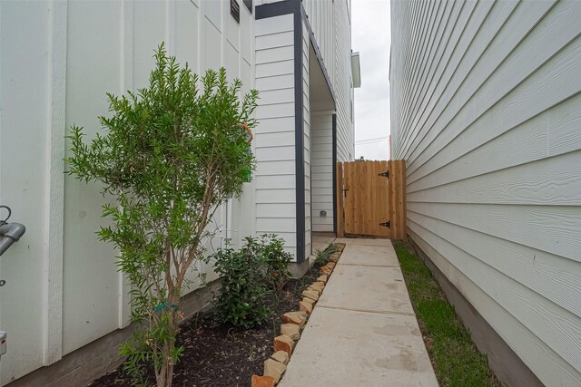 8928 Covenant Pl, Houston, TX 77055 - doorway to property with a gate
