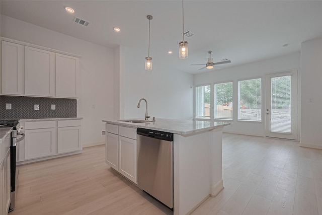 8928 Covenant Pl, Houston, TX 77055 - kitchen with stainless steel appliances, a sink, light wood-style flooring, ceiling fan, and tasteful backsplash