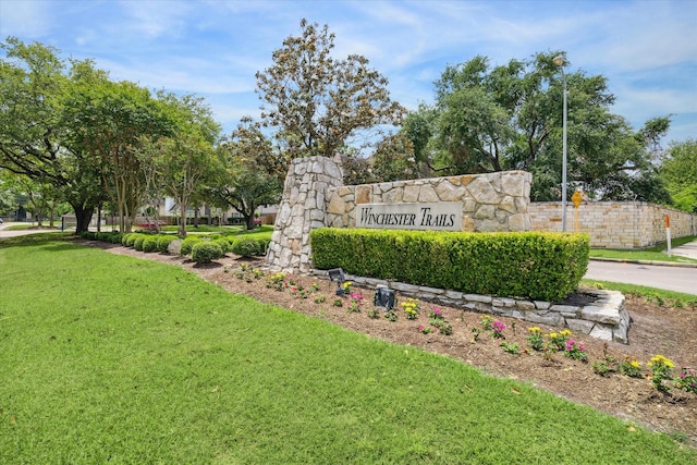 community sign featuring a yard